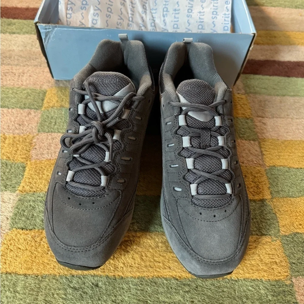 New in box Easy Spirit Women's Romy Suede Walking Shoe size 8M wide
